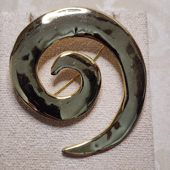 MONET VINTAGE GOLD TONE SPIRAL BROOCH – SIGNED COLLECTIBLE JEWELRY - Picture 1 of 5